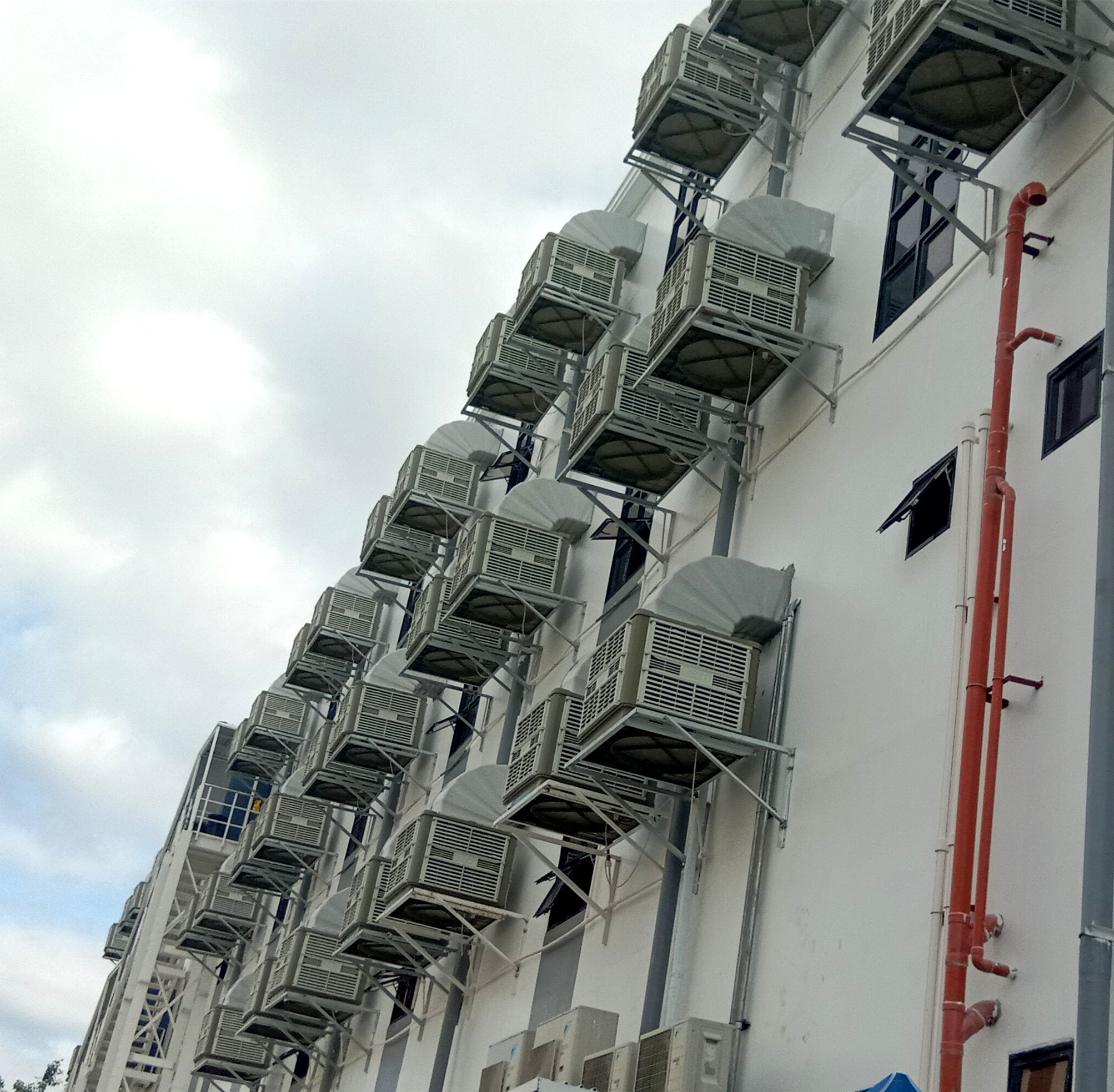 倉(cāng)庫(kù)變身‘恒溫倉(cāng)庫(kù)’！環(huán)保空調(diào)降溫+通風(fēng)